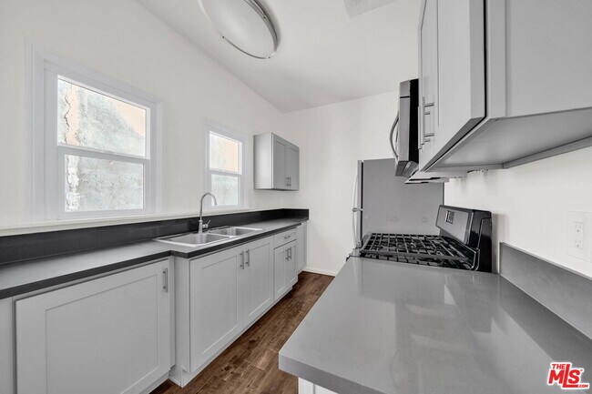 Foto del edificio - 3209 Descanso Dr