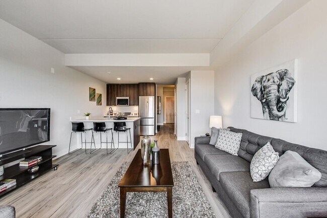 Foto del edificio - 311 W Division St