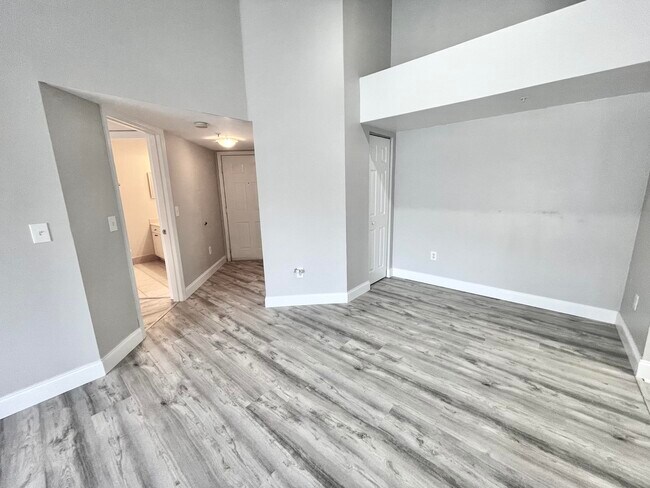 Building Photo - 1700 Crestwood Ct S