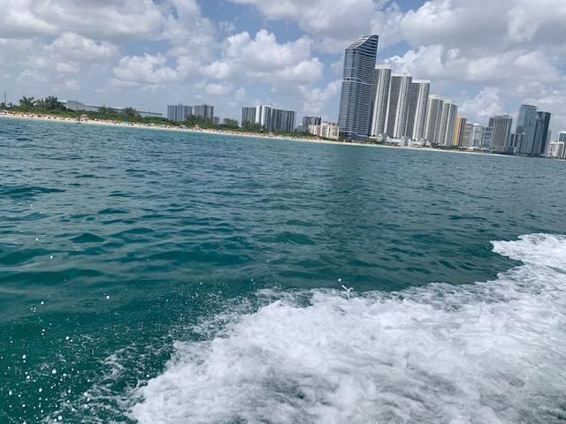 1 milla a pie de la playa pública de Sunny Isles - 16531 NE 35th Ave