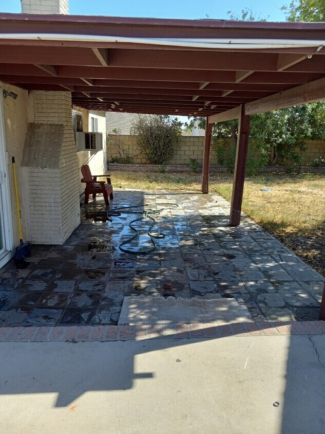 Primary Photo - 592 N Aspen Ave