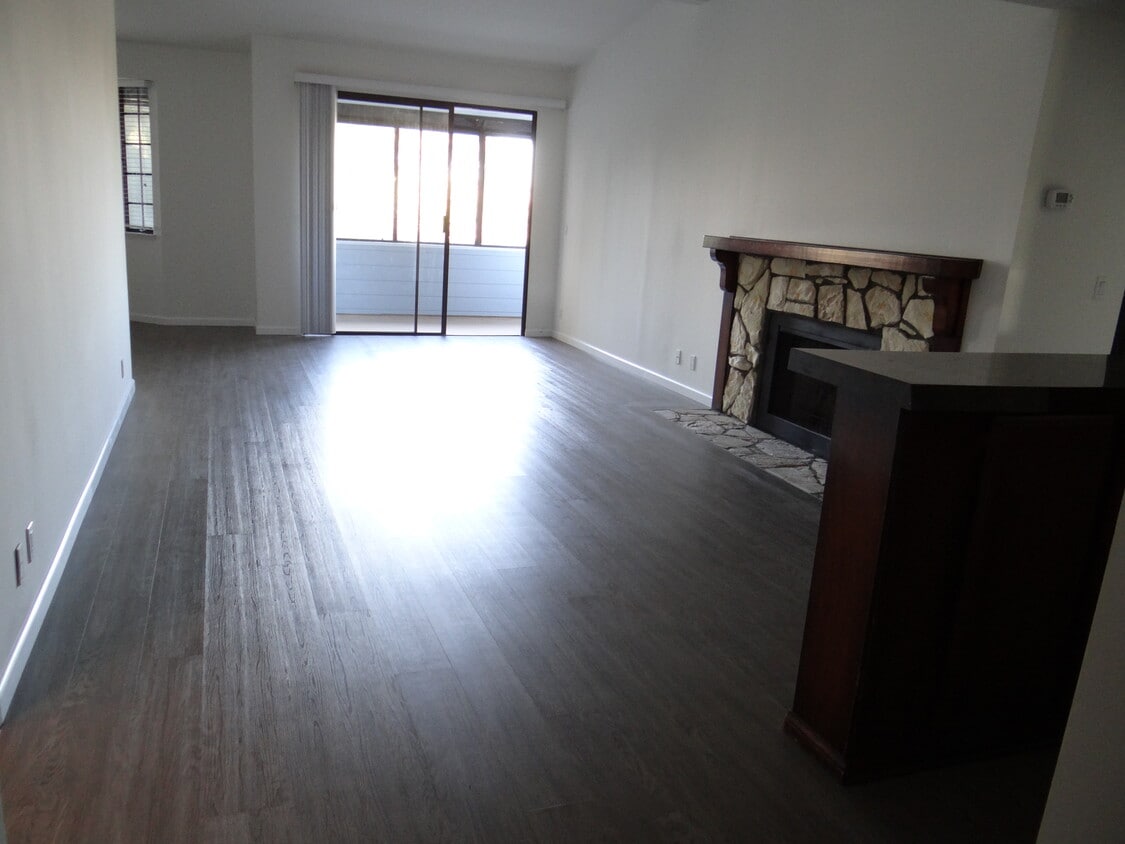Living Room - 310 Tahiti Way