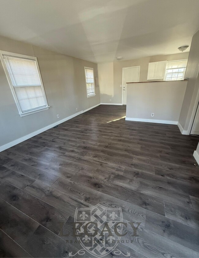 Building Photo - 1913 Laurinda Dr