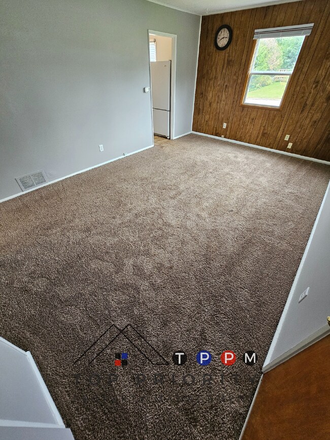Building Photo - 3 Bedroom | 1 Bathroom Single Family Ranch...