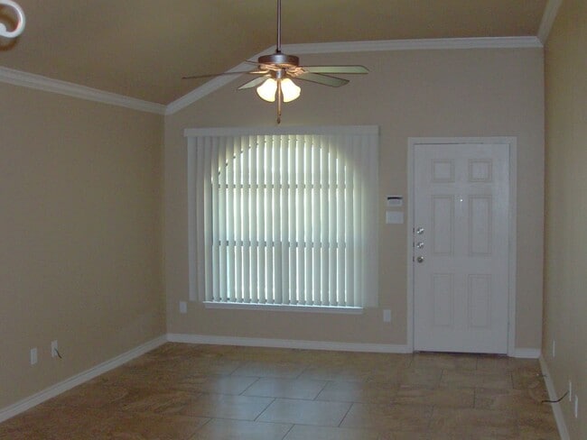 Building Photo - 3 Bedroom / 2 Bath Duplex off Clear Creek - Viewable Dec 3