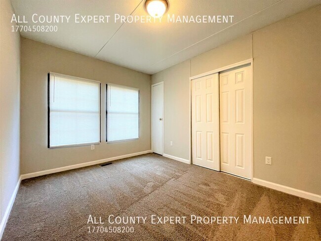 Building Photo - 2 Bedroom Duplex - Great Location near Lak...
