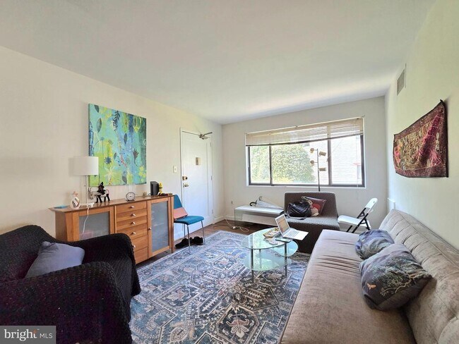 Foto del edificio - 3821 Davis Pl NW