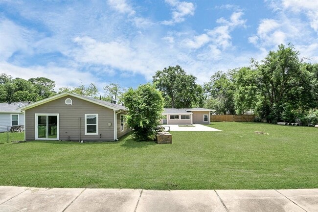 Building Photo - 6735 Alpine Dr