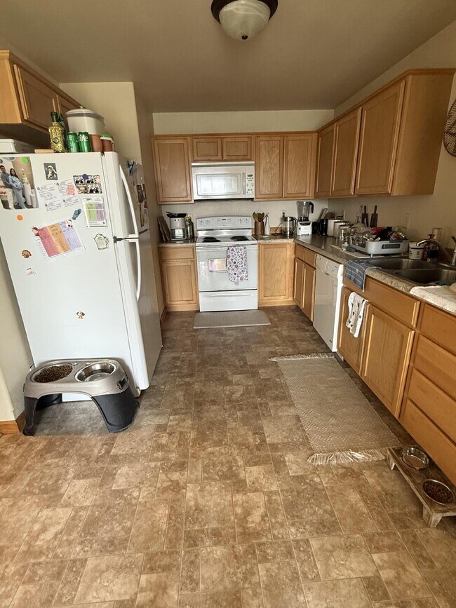 Foto del edificio - "Spacious 3-Bed & 2.5 Baths in 1700 Sq Ft!"