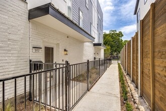 Building Photo - 5633 Live Oak St