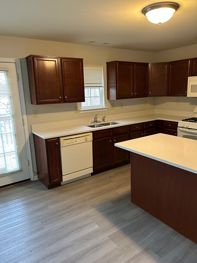 Building Photo - 56 N Chestnut Dr