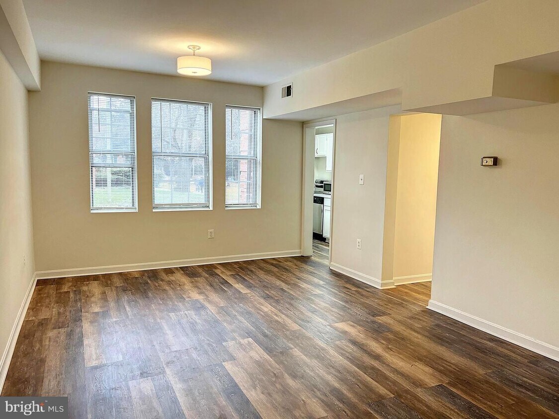 Primary Photo - 1817 QUEENS Ln