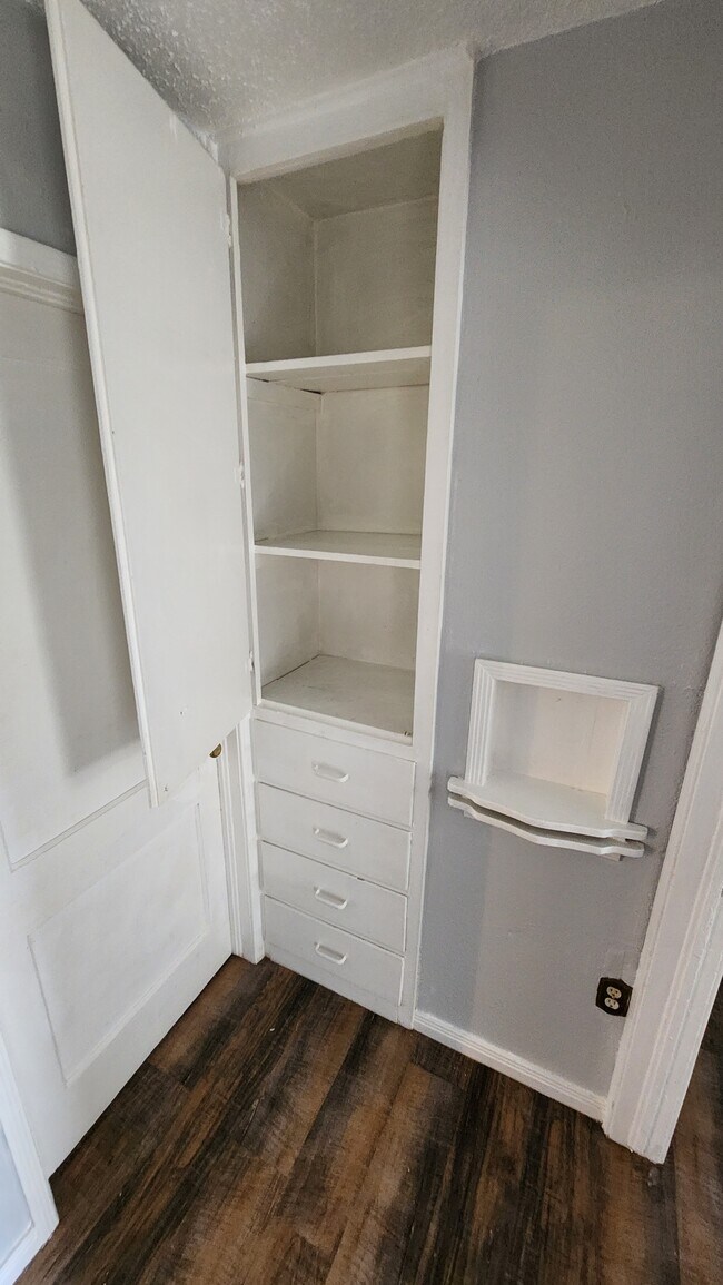 Hall Sotrage - 3916 Thomas Ave