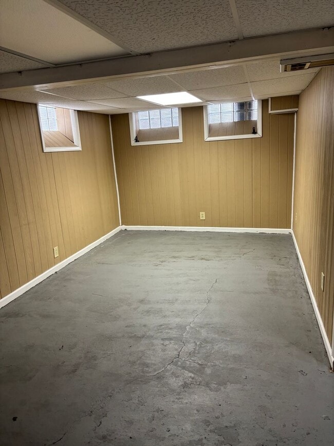 Building Photo - Euclid single home