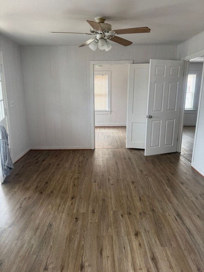 Foto del edificio - HUD ACCEPTED!! 3bedrooms 1bathroom  walking distance to 6th street shopping and restaurants