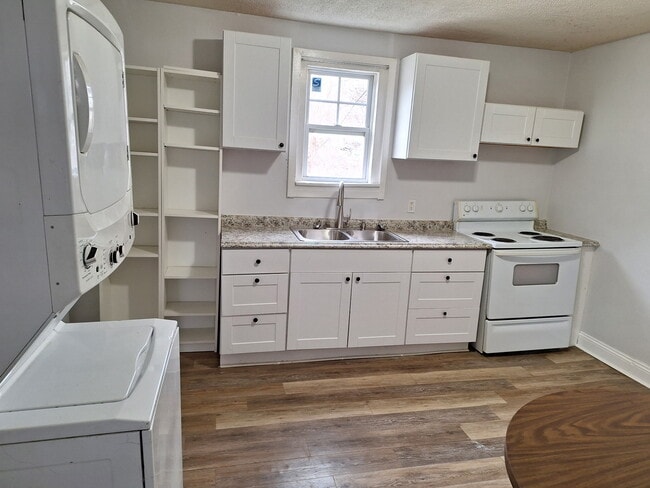 Kitchen includes washer/dryer - 1926 N 24th St