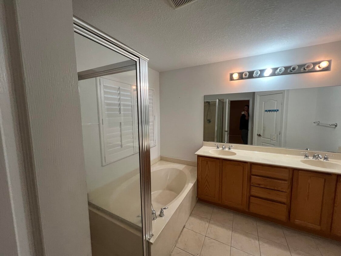 Building Photo - 4206 Cohune Palm Ct