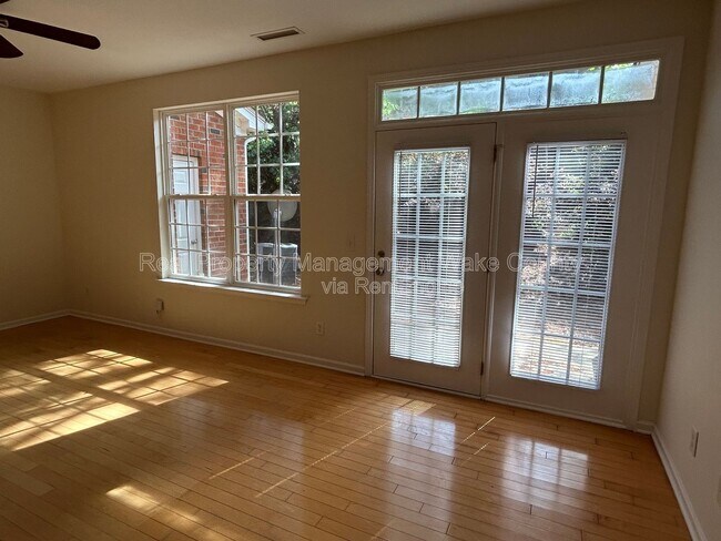 Foto del edificio - 119 Longchamp Ln