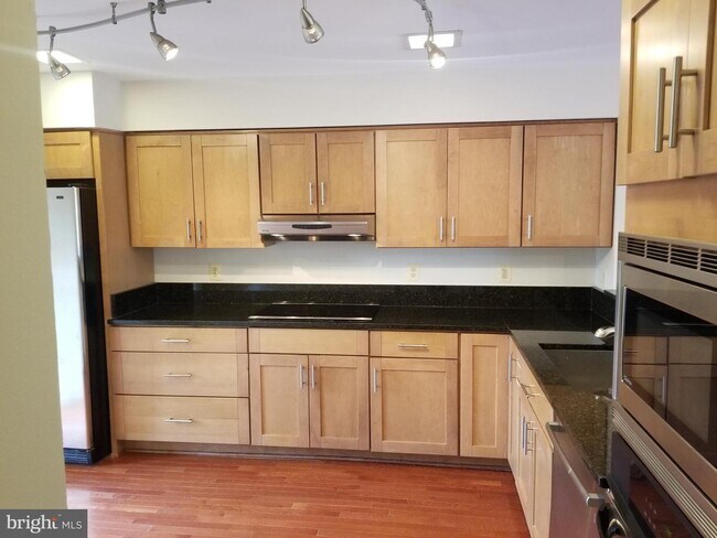 Building Photo - 2034 Lakewinds Dr