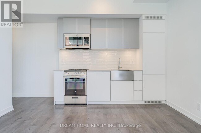 Building Photo - 270 Dufferin St