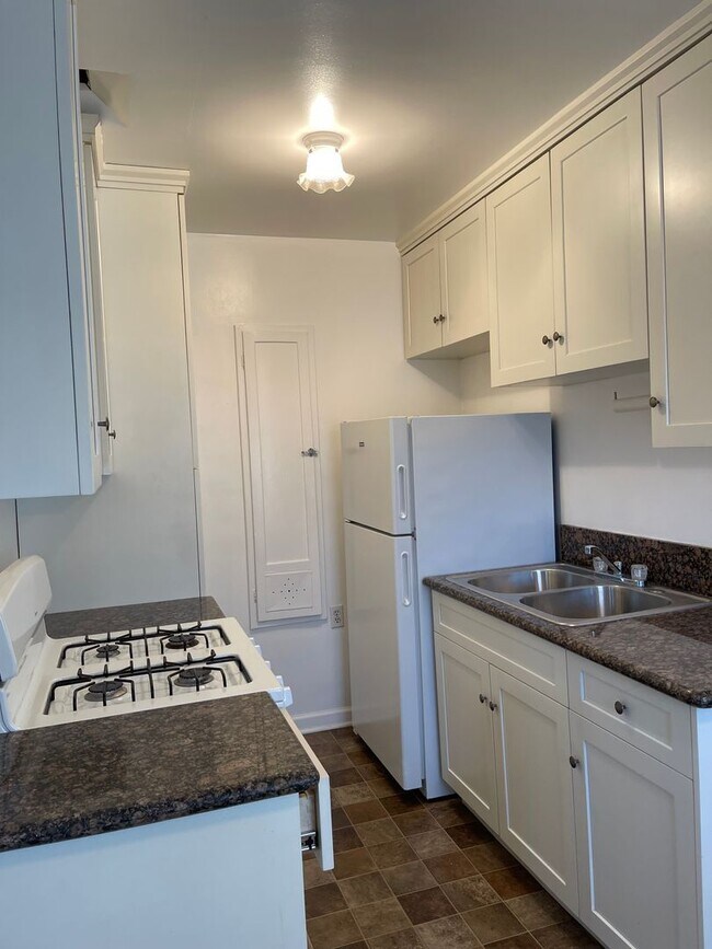 Foto del edificio - Large 1 Bedroom 1 Bath in Los Feliz!