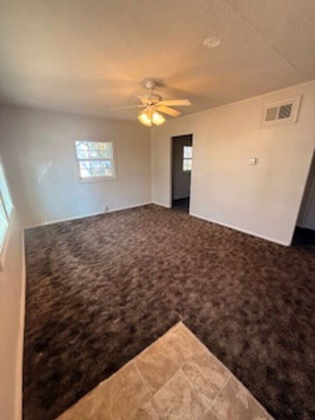 Foto del edificio - 2423-2425 Negley Ct