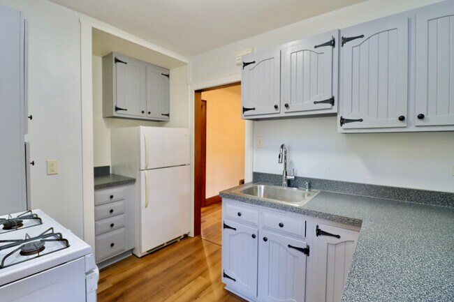 Foto del edificio - 744 Central Ave