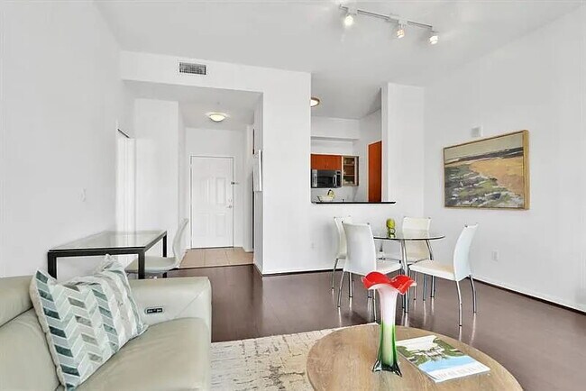 Foto del edificio - "Chic 1-Bedroom Gem in Prime Boca Raton Location – Ready to Impress!"