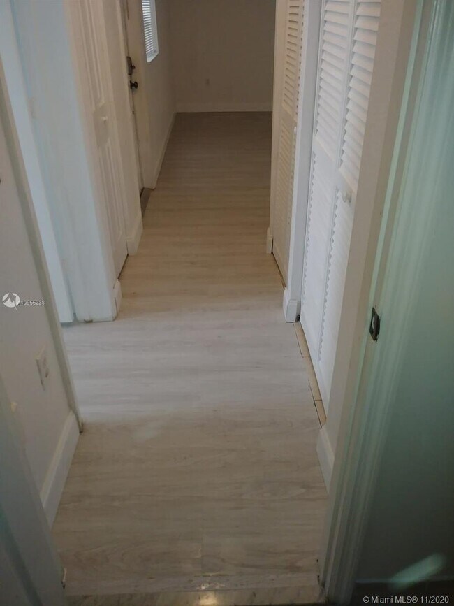 Foto del edificio - 2590 NE 3rd Dr