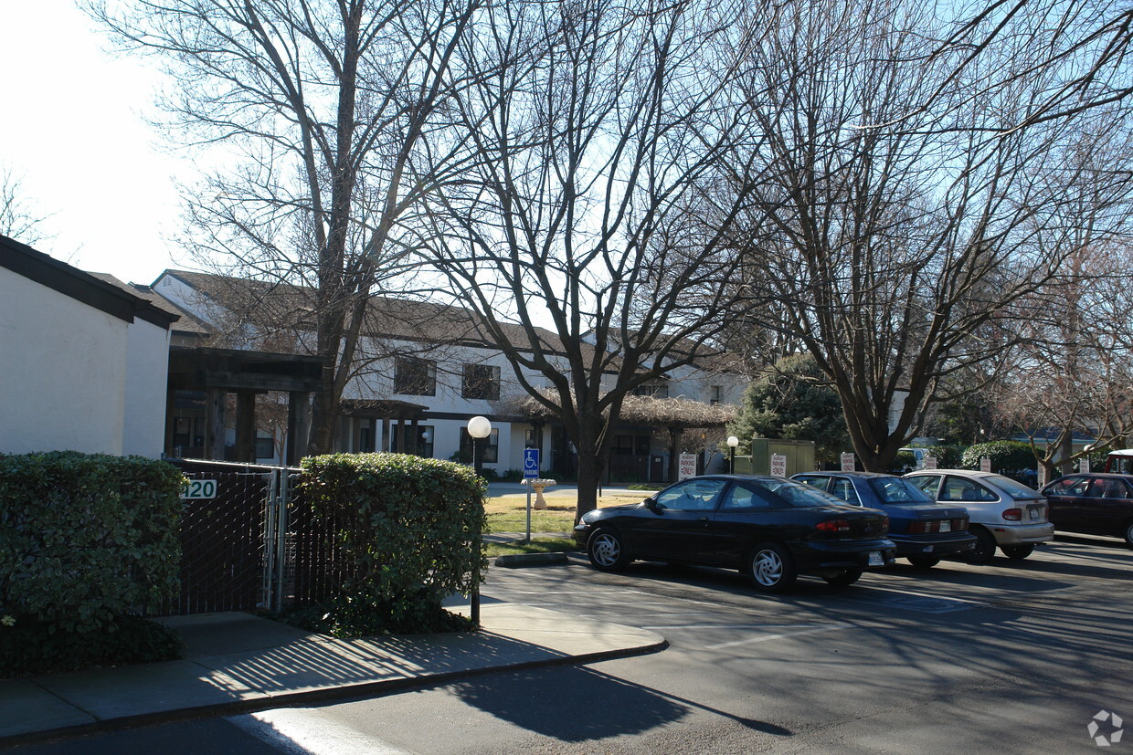 Primary Photo - Lucian Manor Apartments