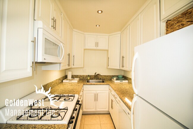 Building Photo - 802 Vanderbilt Pl