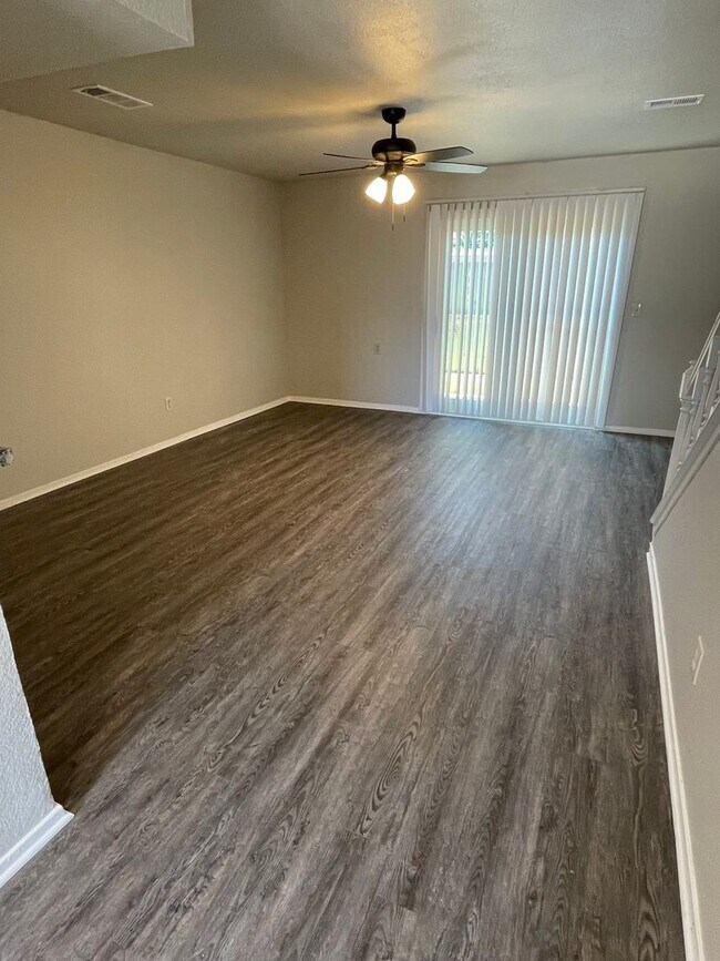 Foto del edificio - 3 BEDROOM 2 BATH CONDO BY UNT