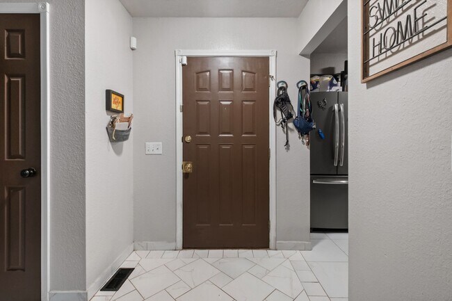 Building Photo - Cozy Forest Retreat | 3 Bed, 2 Bath with S...