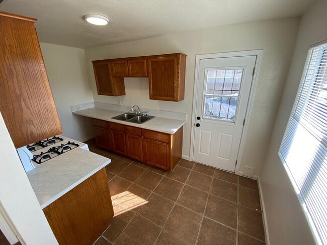 Foto del edificio - 2 Bedroom House- With Front & Back Yard