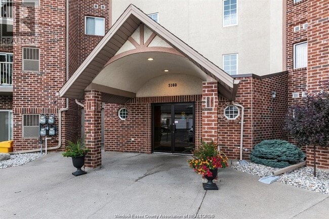 Building Photo - 3160 Wildwood Dr