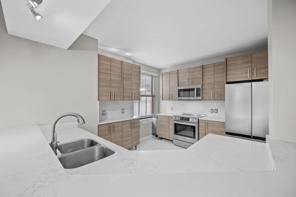 Foto principal - Beautiful Furnished 2-Bed, 2-Bath Condo in...