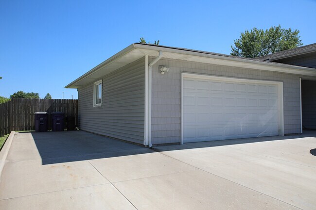 Garage and extra parking - 3001 Arbor Dr