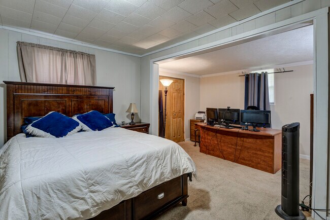 Dormitorio principal con dos armarios. - 2027 Katelyn Dr