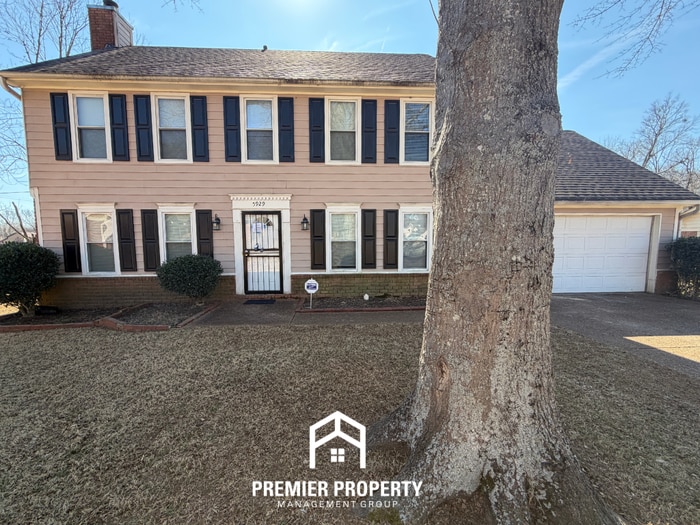 Spacious 4BR/2.5BA Home with Fireplace, Garage & Fenced Backyard in Memphis - Spacious 4BR/2.5BA Home with Fireplace, Garage & Fenced Backyard in Memphis