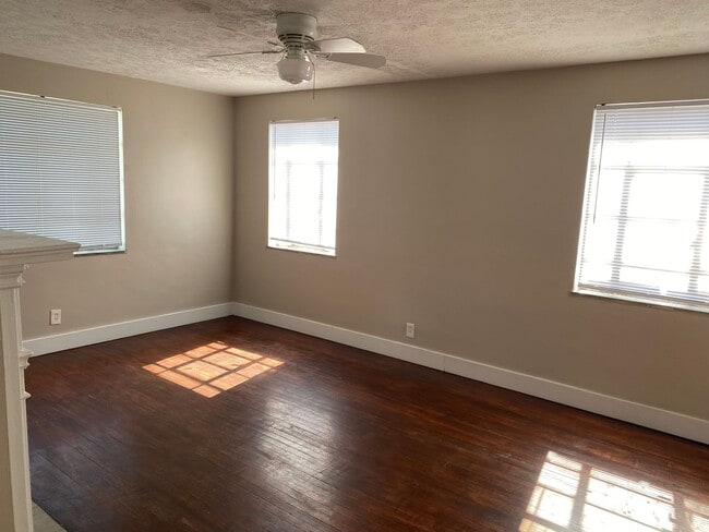 Foto del edificio - 1177-1177 1/2 Lilley Ave