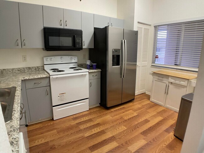 Foto del edificio - 5016 Rose Hill Dr