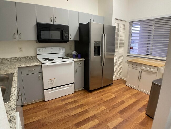 Building Photo - 5016 Rose Hill Dr