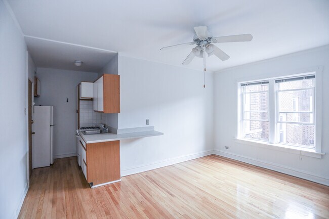 Building Photo - 656 W Oakdale Ave