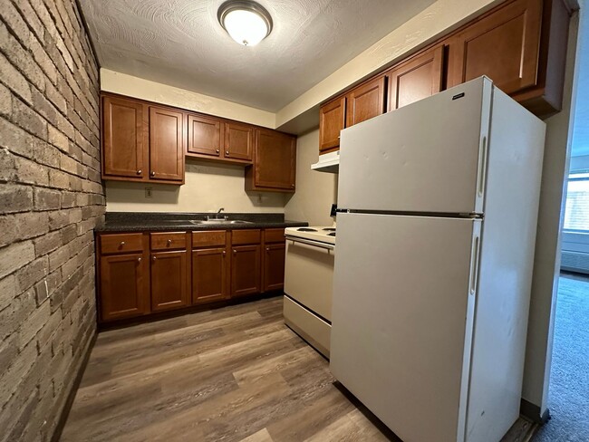Amazing 1 Bedroom with Beautiful Exposed Brick! Off-Street Parking & Laundry Included! - Amazing 1 Bedroom with Beautiful Exposed Brick! Off-Street Parking & Laundry Included! Apartment