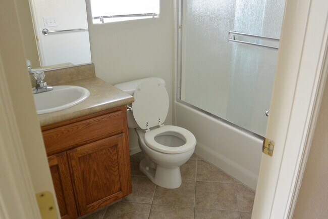 Foto del edificio - Nice 2 Bedroom home with an office in South East Visalia off of Caldwell and Pinkham