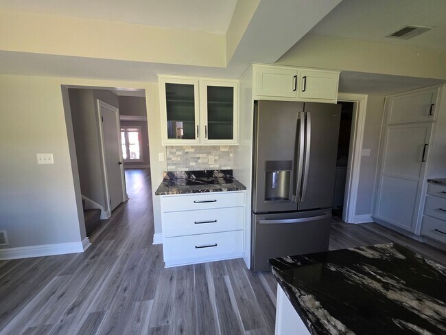 Foto del edificio - Spacious Town Home in Brighton Heights!