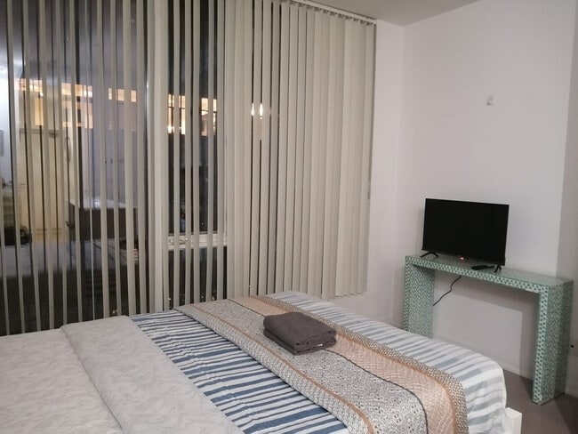 Building Photo - 334 Adelaide St W