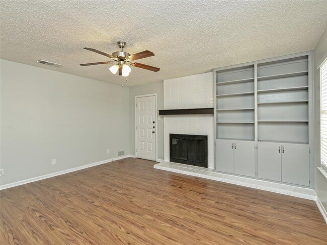Building Photo - 1010 Cushing Dr
