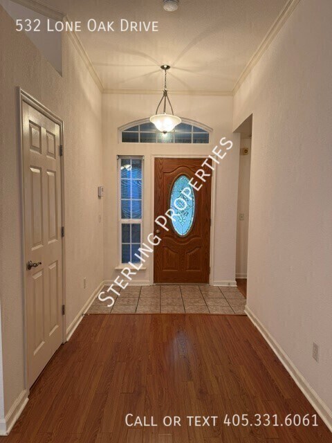Building Photo - 532 Lone Oak Dr
