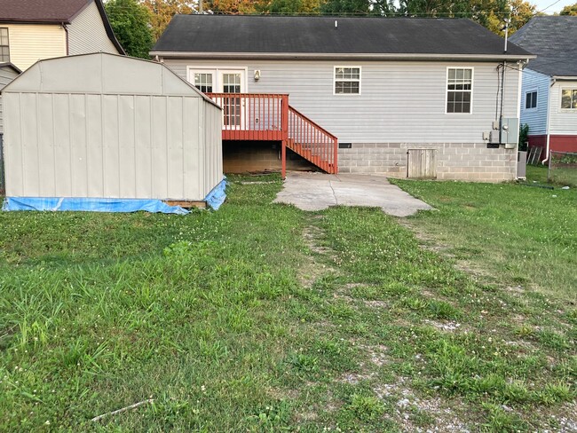 Building Photo - 417 E Woodland Ave